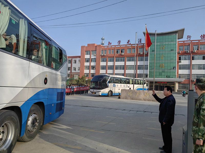 星空（中国）考生乘车奔赴考场